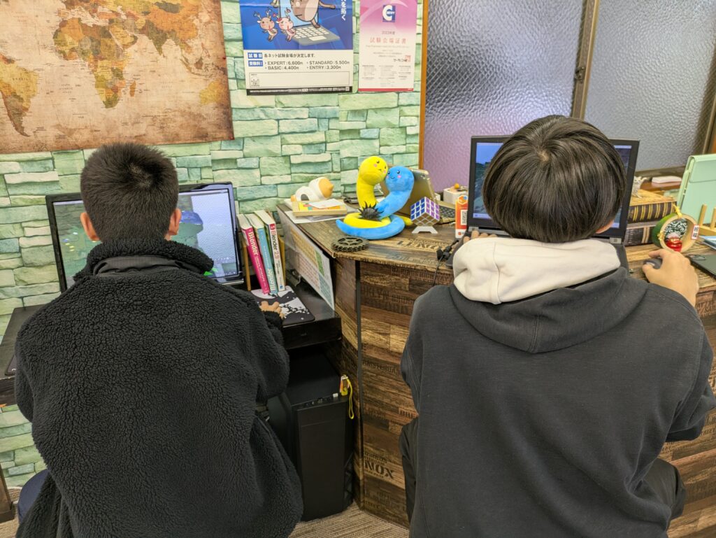 いっしょにプログラミングしている写真